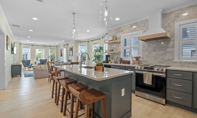 Salem Apartment | Downtown Salem Gem: 3BR, Patio & Easy Parking