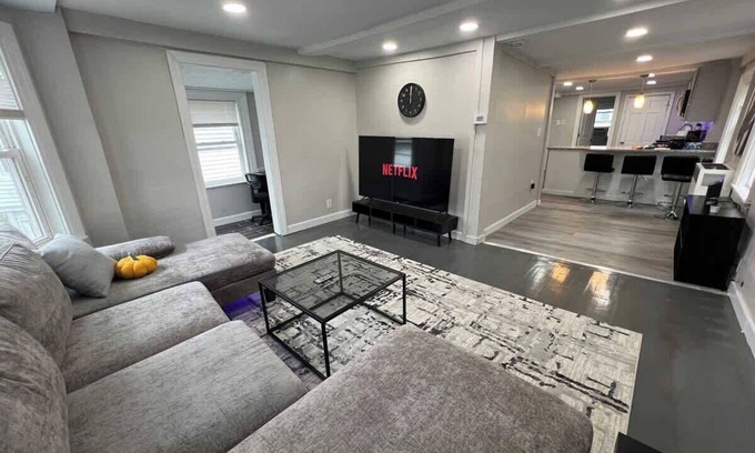 Salem House | Downtown Salem retreat 3BD w/parking