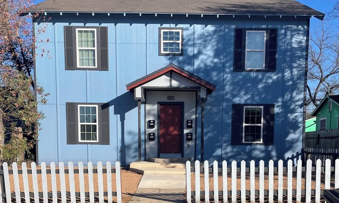 Highland Park Apartment | Downtown San Antonio/Highland Park, Cozy 1-bedroom,WiFi, AC, washer/dryer, #102
