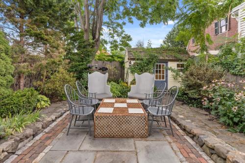 Newburyport House | Downtown Steps to Waterfront "The Garden"