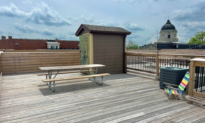 Bloomington Apartment | Downtown studio apartment with ROOFTOP DECK