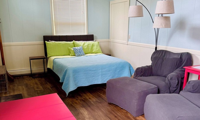 Frankfort Apartment | Downtown Studio - steps to restaurants, shops and beach