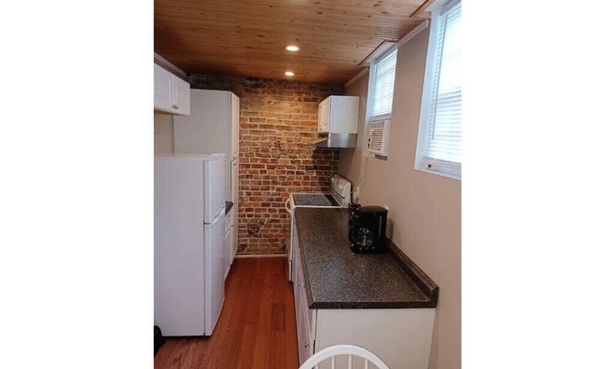 Cadiz Apartment | Downtown Studio w/Balcony