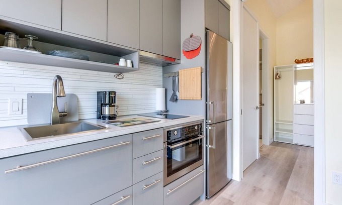 Okanagan-Similkameen House | Downtown Suite close to the Beach (pet-friendly)
