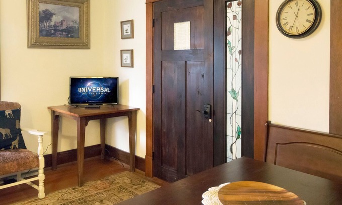 Friday Harbor Apartment | Downtown Suite! (Farmer's Suite)
