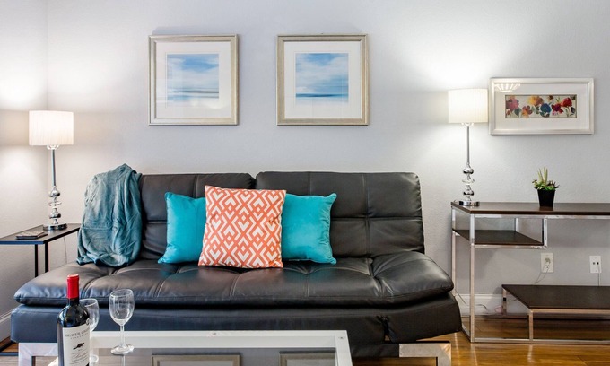 The Drag Condo | Downtown SXSW F1 Beautiful Studio with parking