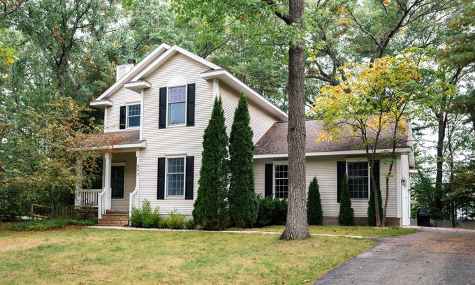 Traverse City House | ✨ Downtown TC Charmer near East Bay | Lovely Deck | Gorgeously Renovated | 5* Location!