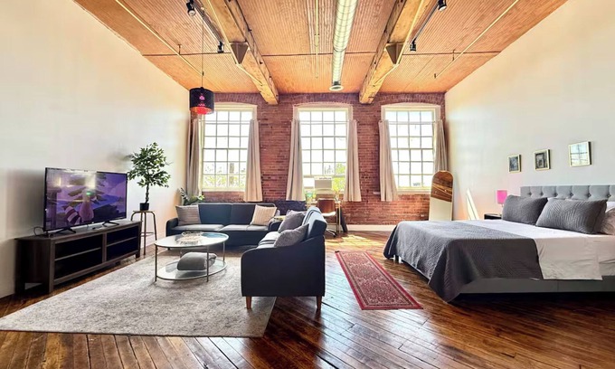 Detroit Apartment | Downtown: The Belle Isle View Loft