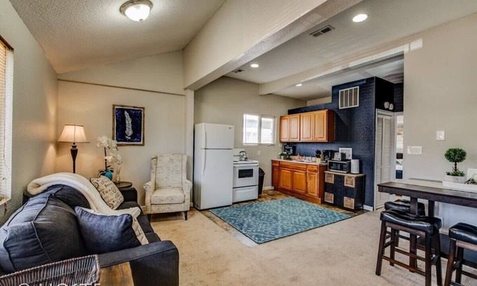Central Colorado Springs Apartment | Downtown Townhome | 5 Min to Shops | King Bed 1BR