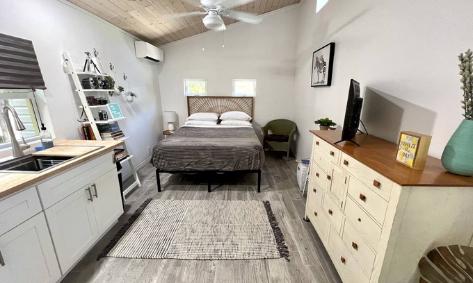 Flamingo Parks Apartment | Downtown Tropical Studio
