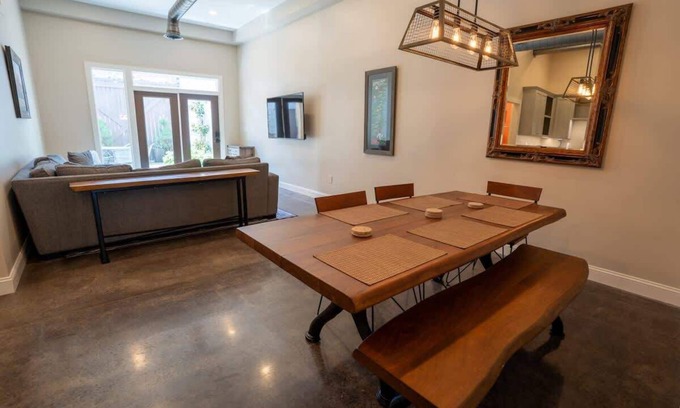 Roanoke Apartment | Downtown Urban Retreat~ 6 Beds ~Perfect for Groups