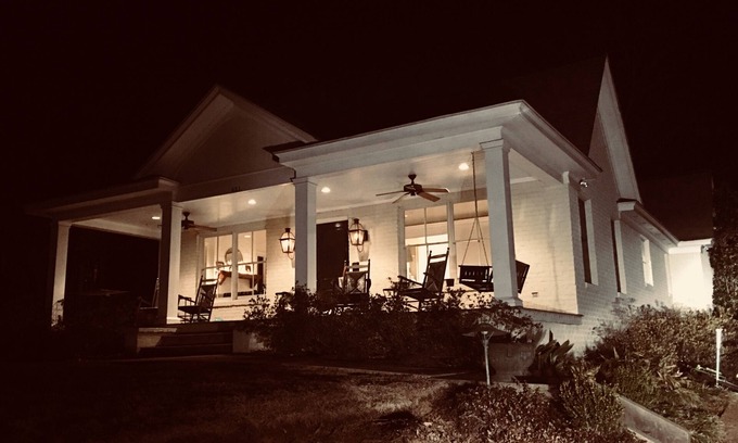 Oxford House | Downtown Van Buren House- University on one side- Square on the other- sleeps 8