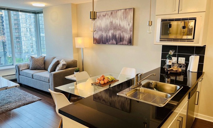 Crosstown Apartment | Downtown Vancouver, 1 Bd room and den, pool, gym, free parking, skytrain, view