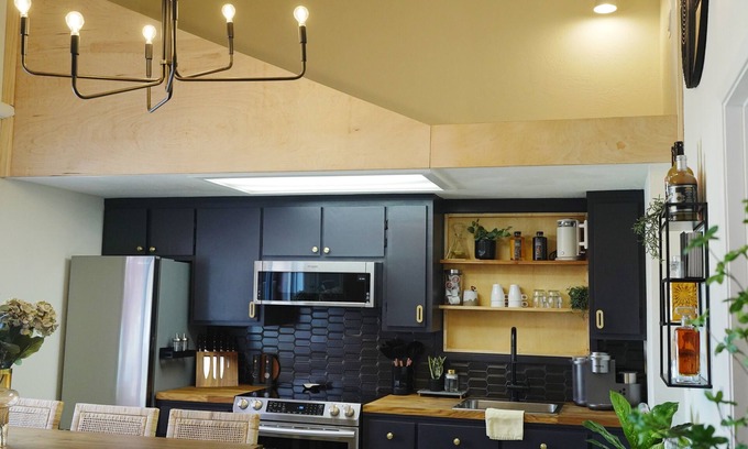 Vacaville House | Downtown Vaulted Luxe Haus-near Napa. Walk Downtown. Pet-Friendly!