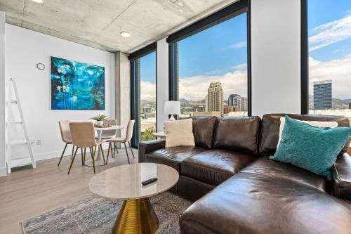 Rio Grande Apartment | Downtown views! Amazing pool gym hottub Luxury apt