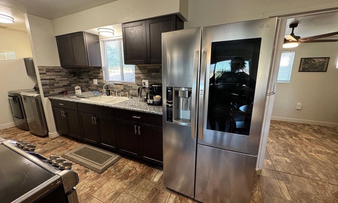 Arizona City House | DP Arizona View - 3 Bedroom/4 Beds and 1.5 Bathrooms -Beautiful Home-Large Yard