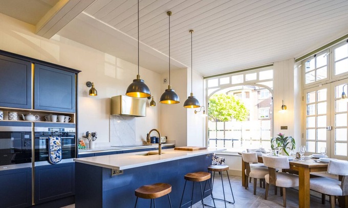 Henley House | Dragon Court - 4 Beds with Terrace Garden