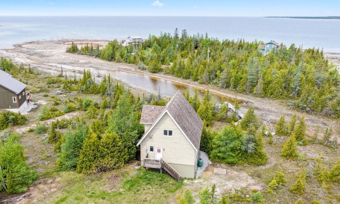 Northern Bruce Peninsula Cottage | Dragonfly Cove - Nature-Inspired Lakeside Living