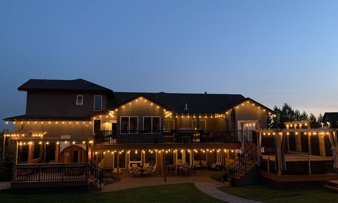 Sherwood Park House | Dragonfly Inn, Loft & Walkout Suites.