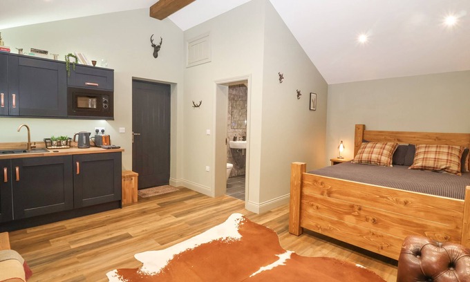 East Cowton Cottage | DRAGONSTONE LODGE, pet friendly in East Cowton