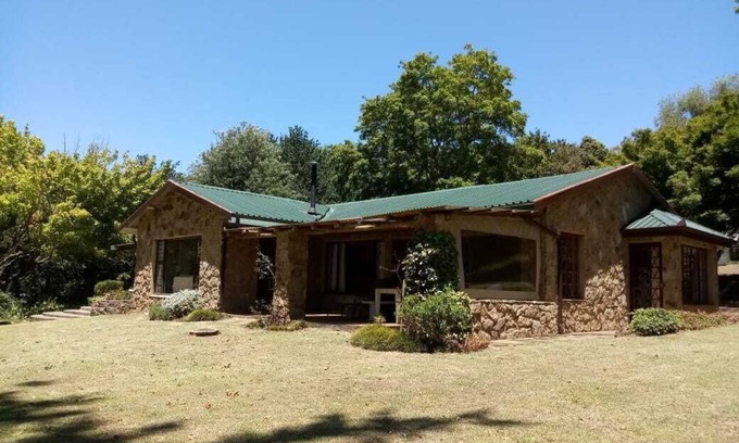 Cathkin Park Cottage | Drakensberg House - Champagne Valley Sleeps 1-8 persons.