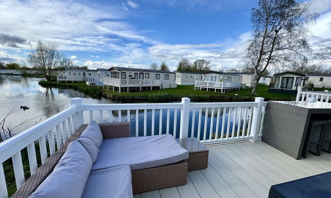 South Cerney House | Drakes View, dog friendly and on the edge of Mallard Lake