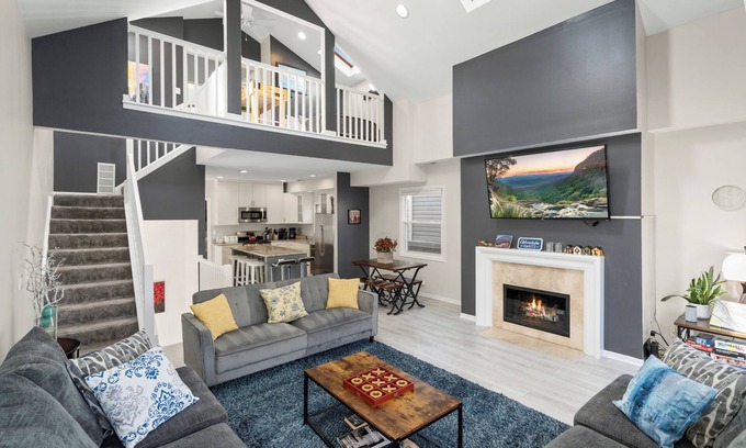 Lakeview Apartment | Dramatic Wrigley Loft +PRIVATE Rooftop, Center of Wrigley, Ranked GUEST FAVORITE
