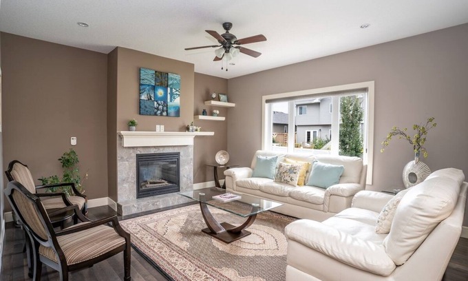 Regina House | "Dream" 3 Bdrm with garage! Airport 5 mins away!