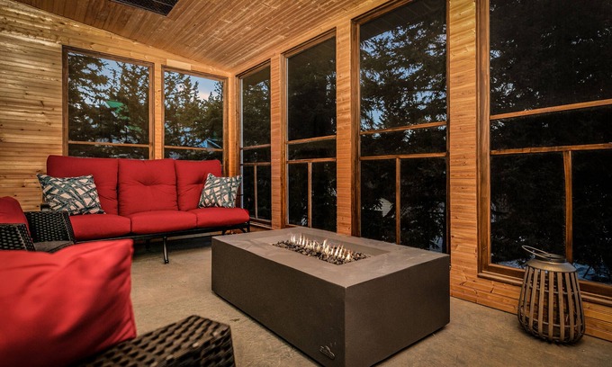 Jasper East House | Dream 4-Br 4-Ba Chalet | Private Hot Tub | 2 min to Jasper National Park Gates