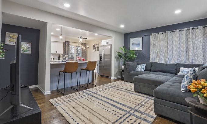 Downers Grove House | Dream- 4 King Beds, Fully Fenced