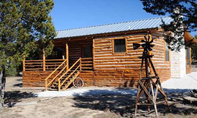 Canyon Lake Cabin | Dream Away Cabin - Cedar Log Cabin - 2BR - 3 Acres - Walk to Lake,