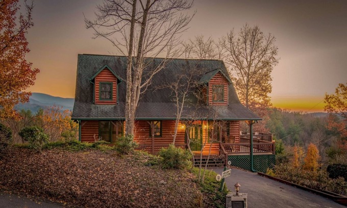 Foxfire Estates Cabin | Dream Catcher- Blue Ridge GA |Hot tub | 4 Bed, 3 Bath Fenced Back Yard | Wifi