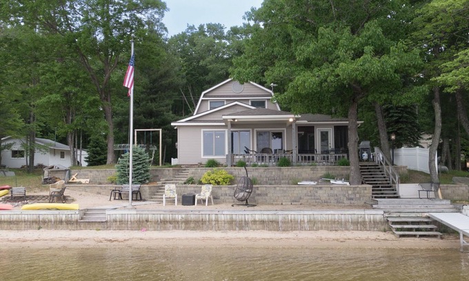 Lake City Cottage | Dream escape 5-bedroom LAKEFRONT Cottage for families & groups