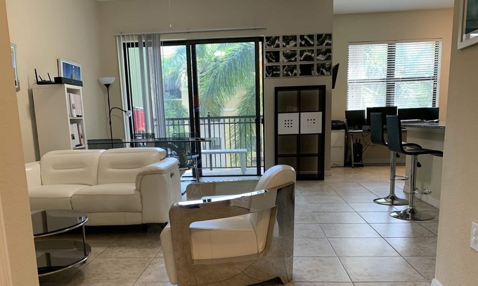 Sunrise Apartment | Dream Florida Apartment 1 block from Sawgrass Mall (Miami Metro Area) Pool, Gym.