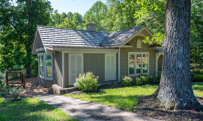 Paoli Cottage | Dream Getaway Cottage w/Endless Hilltop Views - Seasonal Pool/Hot Tub