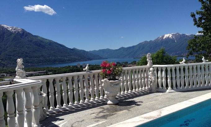 Gordola House | Dream holiday house with a fantastic view of Lake Maggiore and the swimming pool
