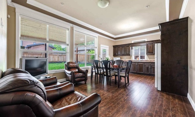 Fleetwood House | Dream home 2 A suite , a kitchen , own entrance