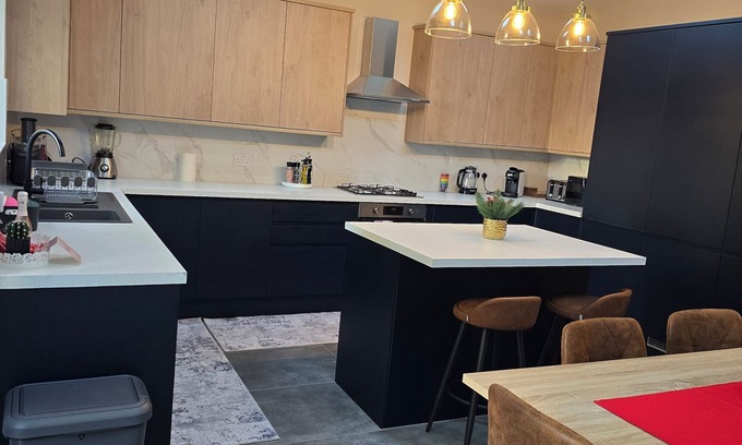 West Hendon House | Dream House on London/Pet Friendly