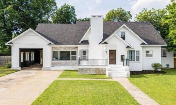 Jonesboro House | Dream house with pool!