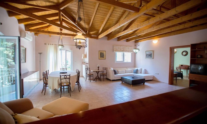 Loutraki House | Dream Loft near the beach and the city centre