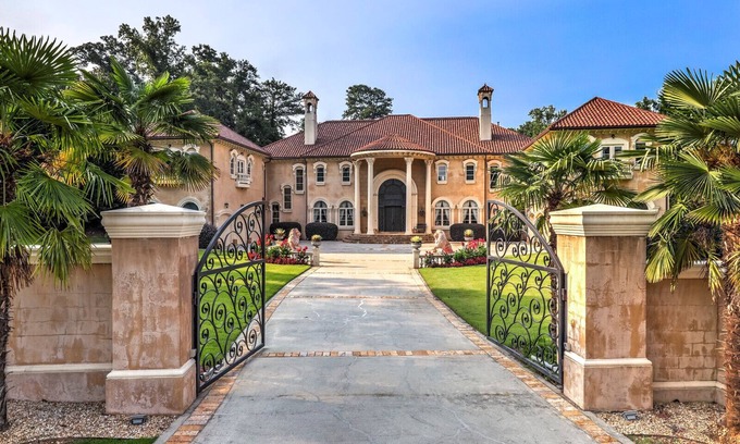 Sandy Springs House | Dream Mansion 10 BR + Pool/Hot Tub near DT Atlanta Long Term Rental