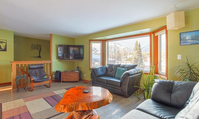 East Kootenay Apartment | Dream Retreat with Hot Tub by StayIn