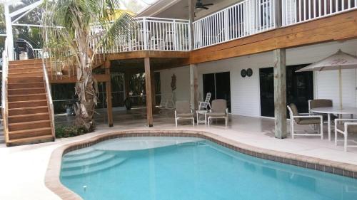 Saint James City House | Dream Screened Lanai & Pool - Dream Screened Lanai
