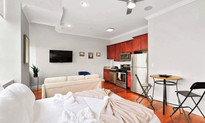 Olde Kensington Apartment | Dream Studio with Fitness Center & Rooftop Pool