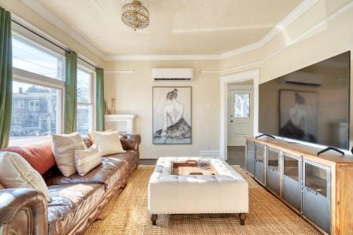 Kerns House | Dream Two-Bedroom in Laurelhurst - 97 WalkScore