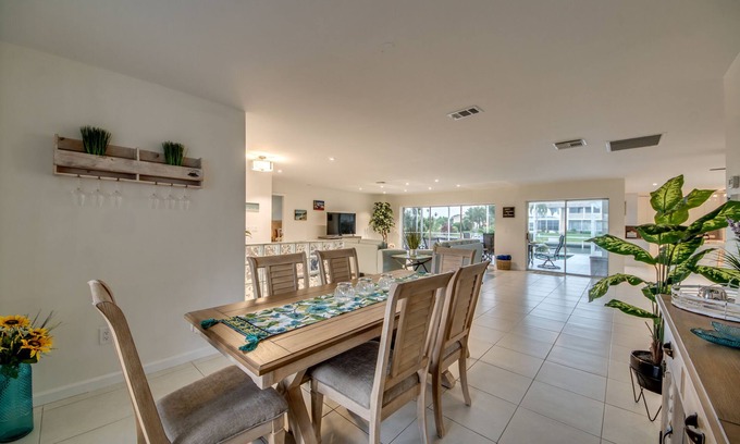 Caloosahatchee Villa | Dream vacation in Florida starts here at Villa CASA BIANCA in Cape Coral!