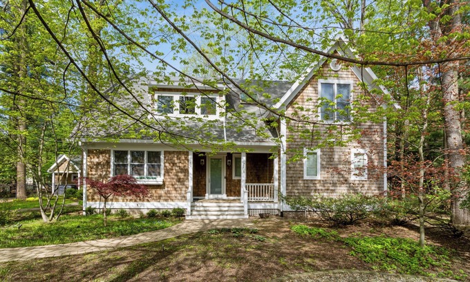 Shorewood-Tower Hills-Harbert House | Dream Vacay Home + Carriage House-2 mins to Beach