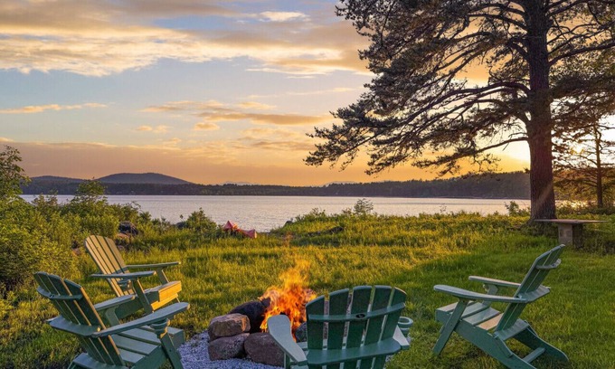 Fryeburg House | DREAMLAND | Luxe Waterfront Villa, Hot tub + Sauna