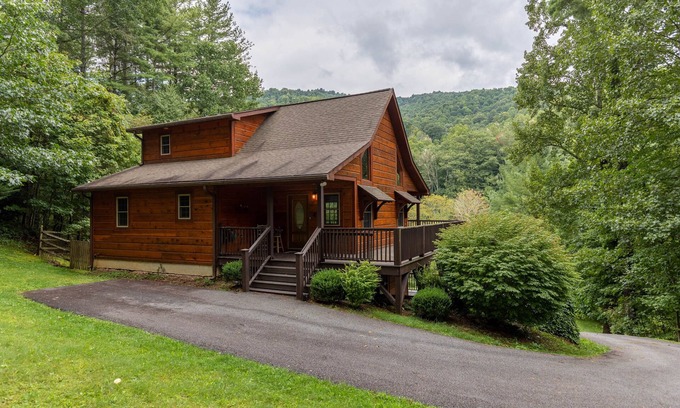 Todd House | Dreams and Streams -3BR on the New River, within walking distance to Wahoo's adventures.