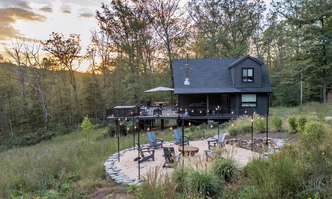 Berkeley Springs Cabin | Dreamtime Hillside Cabin w/hot tub, fire pit, expansive deck